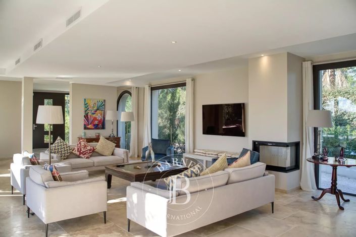 Image No.8-6 Bed House for sale