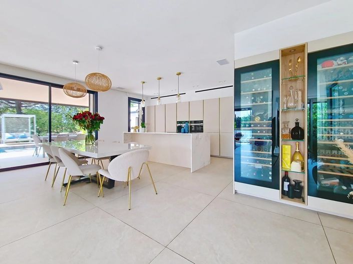 Image No.5-6 Bed House for sale