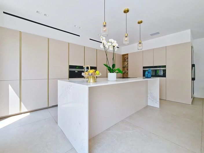 Image No.7-6 Bed House for sale