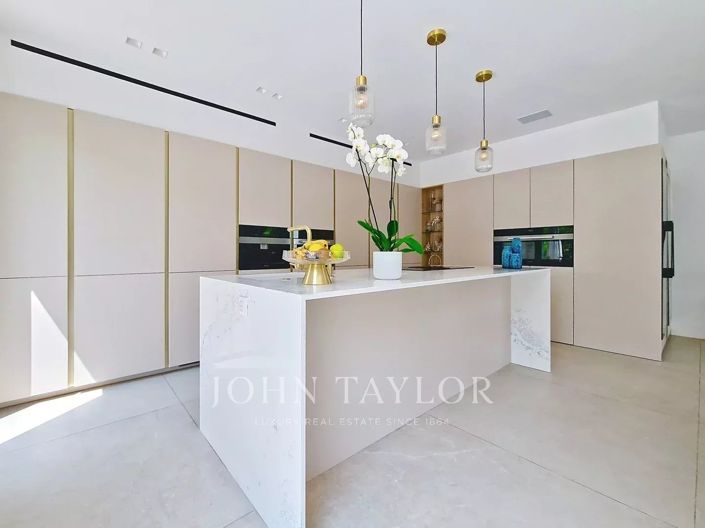 Image No.7-6 Bed House for sale