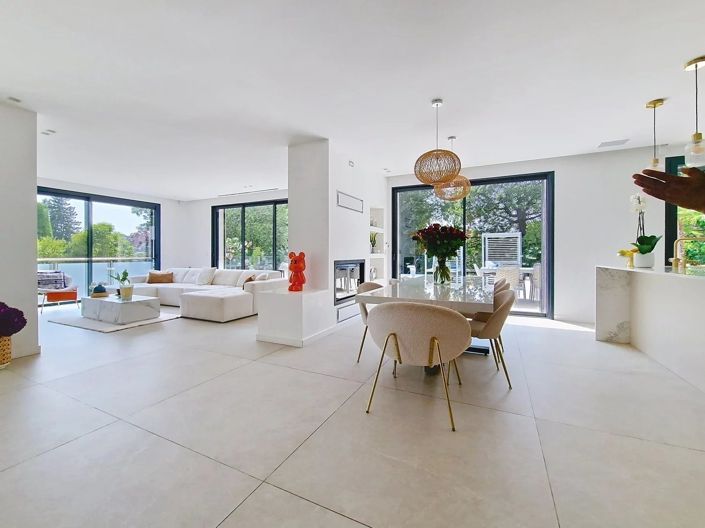 Image No.9-6 Bed House for sale
