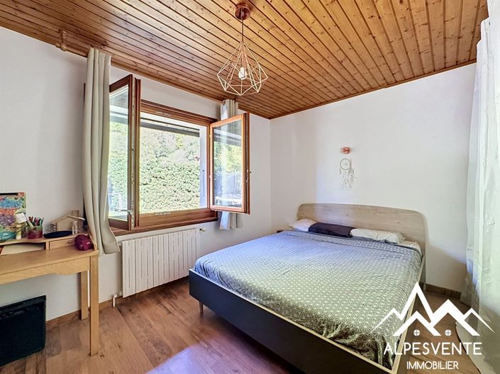 Image No.8-5 Bed House for sale
