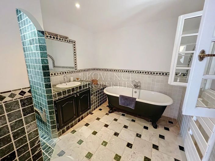 Image No.24-12 Bed House for sale