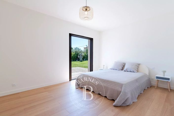Image No.12-5 Bed House for sale