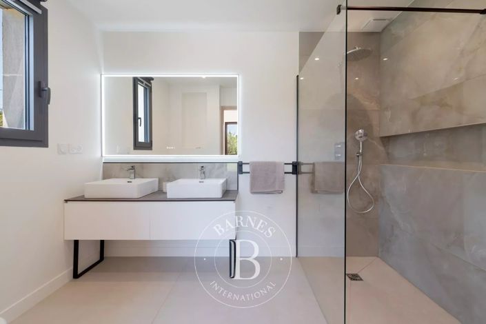 Image No.16-5 Bed House for sale