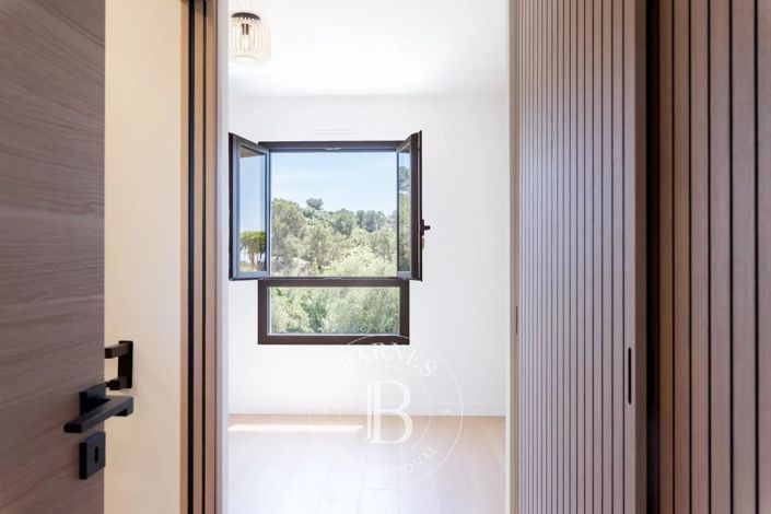 Image No.17-5 Bed House for sale