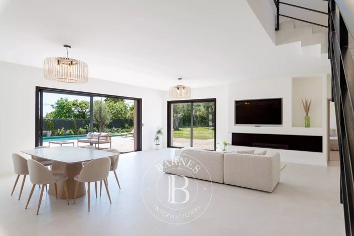 Image No.7-5 Bed House for sale