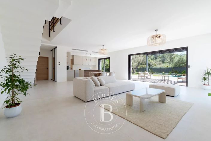 Image No.8-5 Bed House for sale