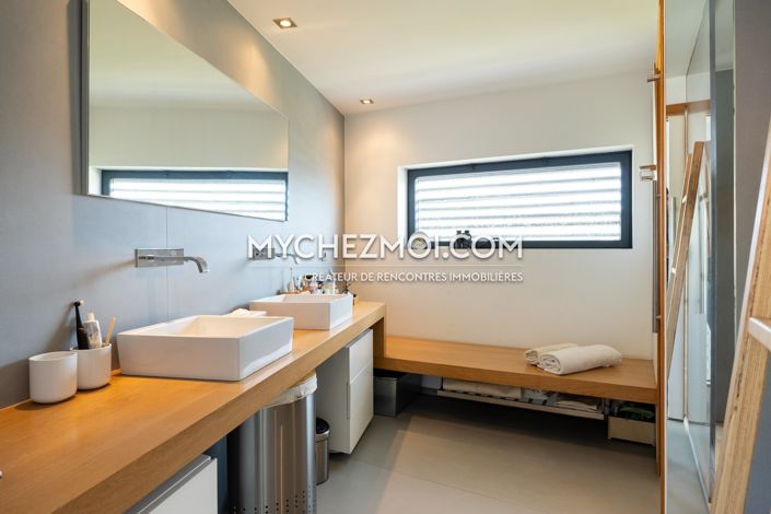 Image No.12-4 Bed Property for sale
