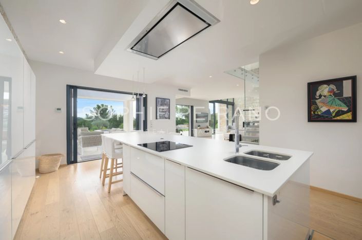 Image No.8-6 Bed House for sale