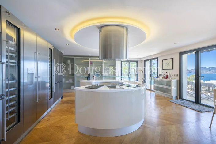 Image No.12-7 Bed House for sale
