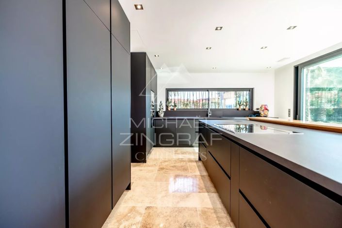 Image No.8-5 Bed House for sale