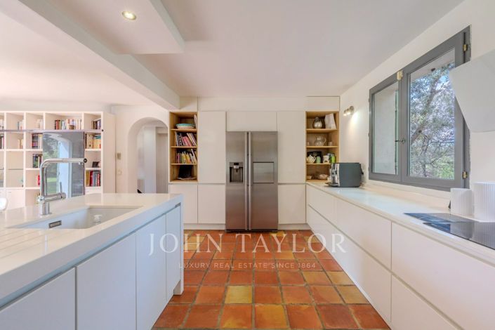 Image No.7-5 Bed House for sale