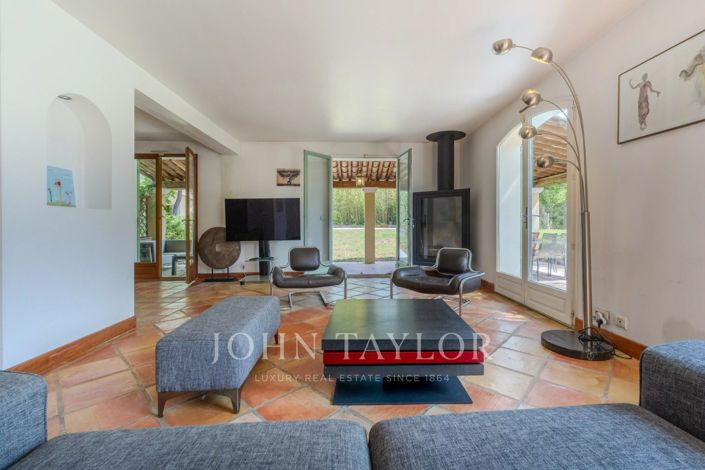Image No.9-5 Bed House for sale