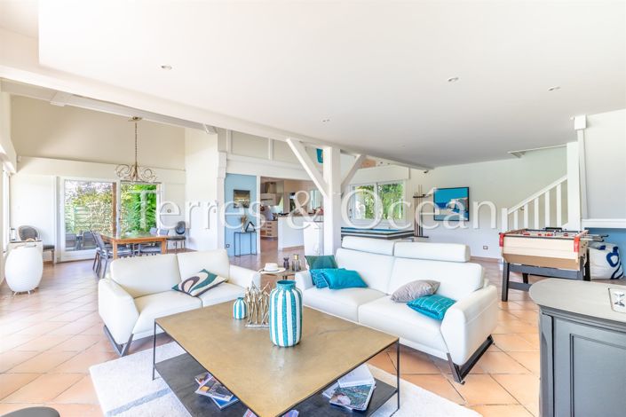 Image No.3-8 Bed House for sale