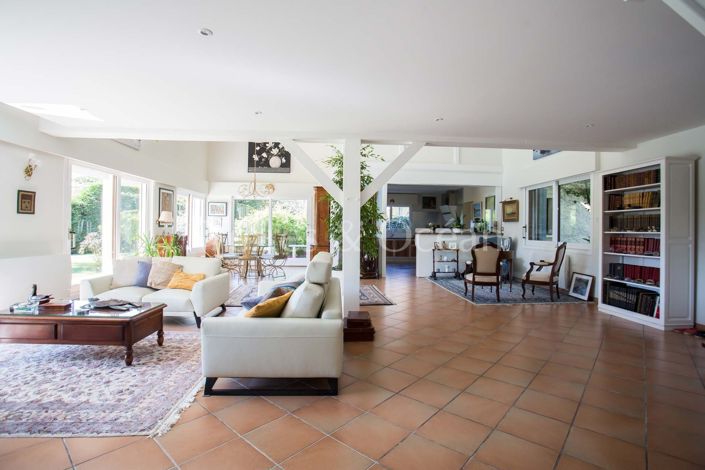 Image No.4-8 Bed House for sale