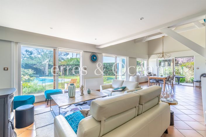 Image No.4-8 Bed House for sale