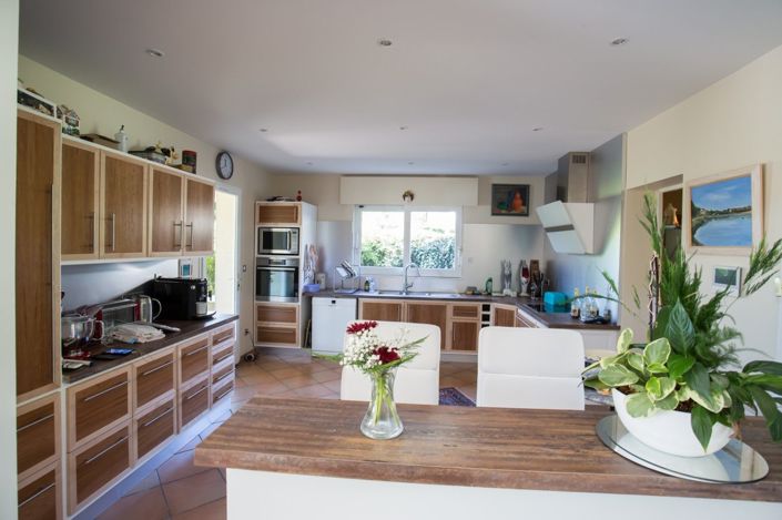 Image No.5-8 Bed House for sale
