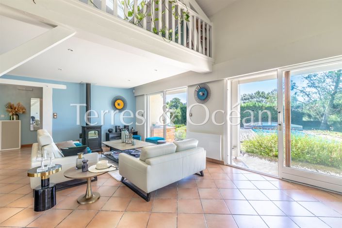 Image No.5-8 Bed House for sale