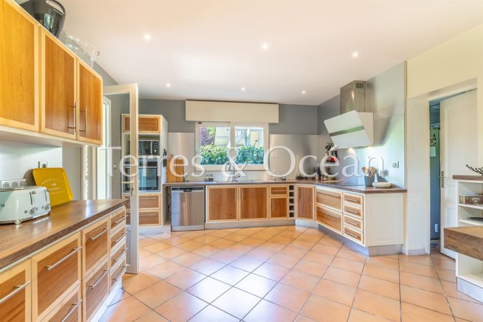 Image No.6-8 Bed House for sale