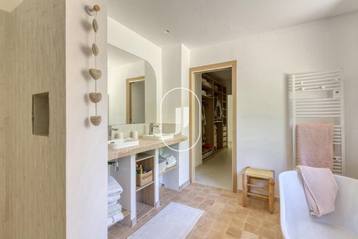 Image No.8-5 Bed House for sale