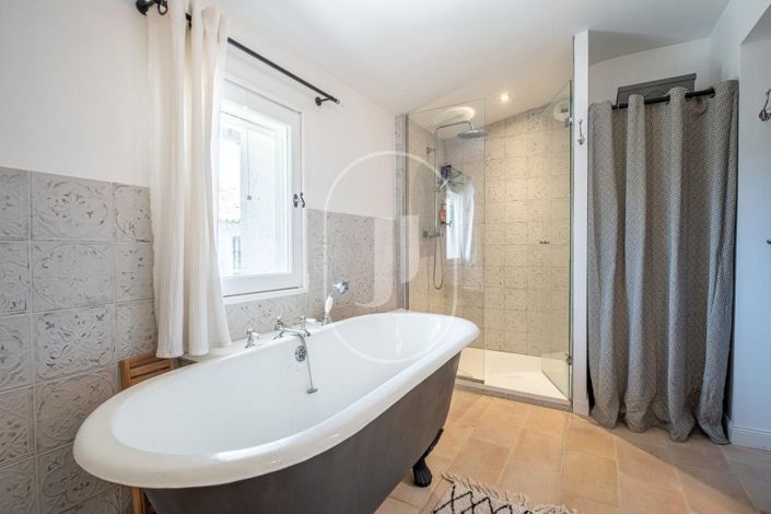 Image No.8-6 Bed House for sale