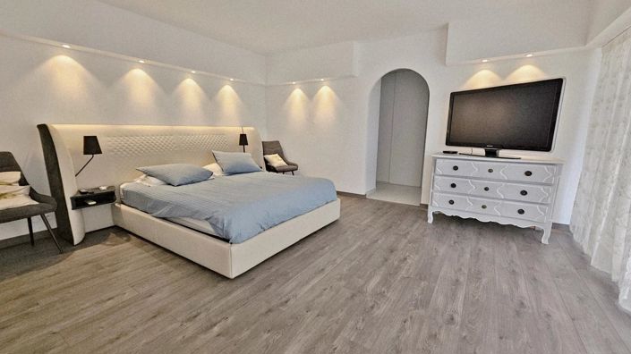 Image No.8-4 Bed House for sale