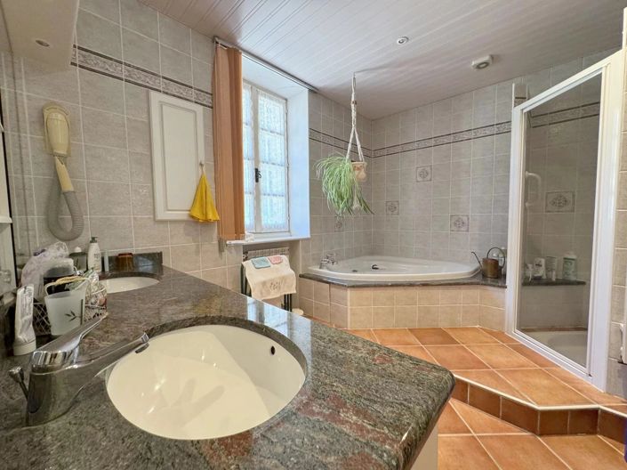 Image No.15-12 Bed Property for sale