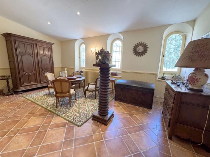 Image No.16-12 Bed Property for sale