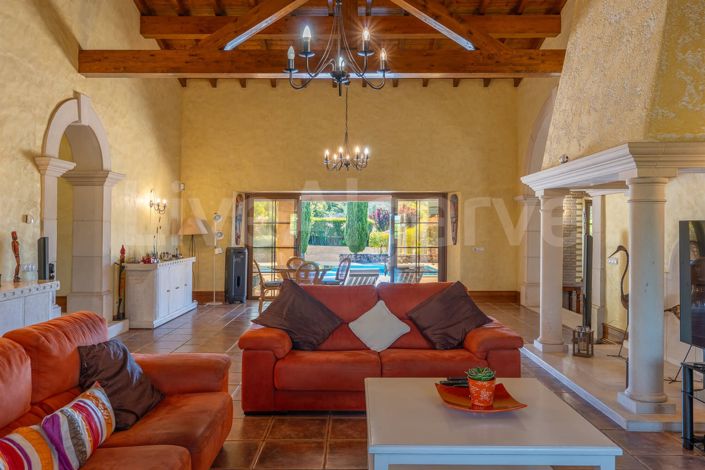 Image No.16-6 Bed House for sale