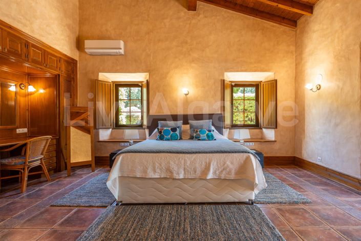 Image No.27-6 Bed House for sale