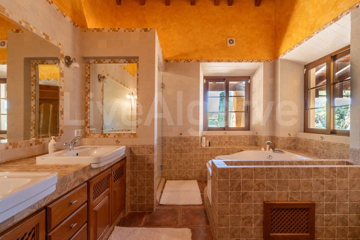 Image No.30-6 Bed House for sale