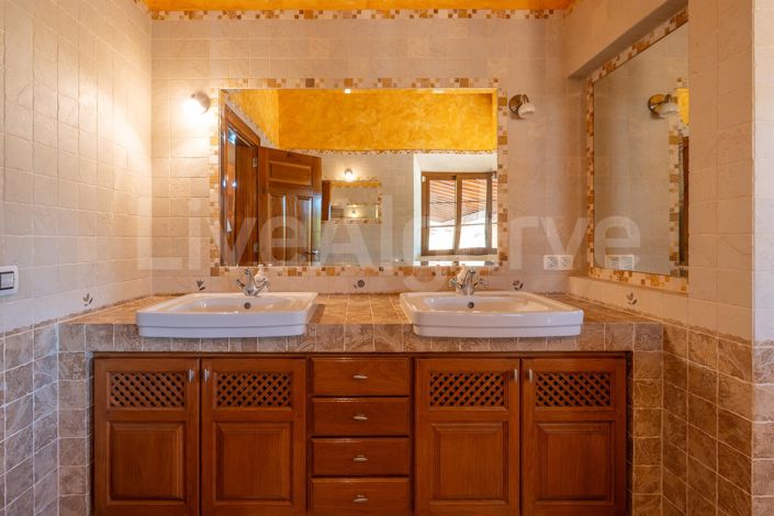 Image No.31-6 Bed House for sale