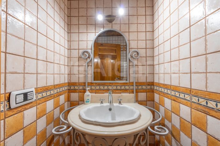 Image No.44-6 Bed House for sale