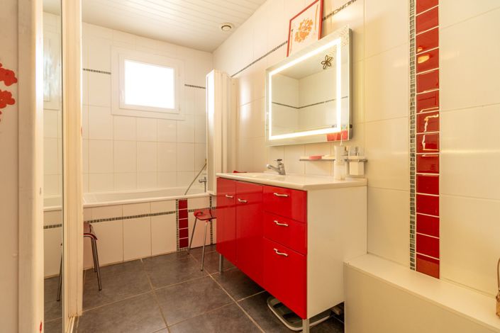 Image No.8-5 Bed House for sale