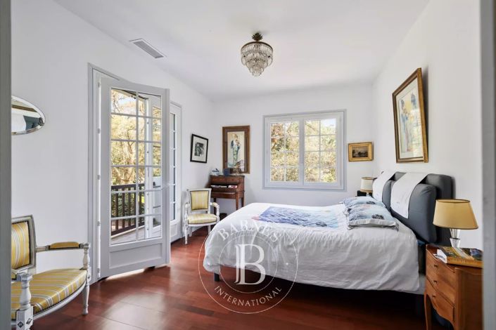 Image No.10-6 Bed House for sale