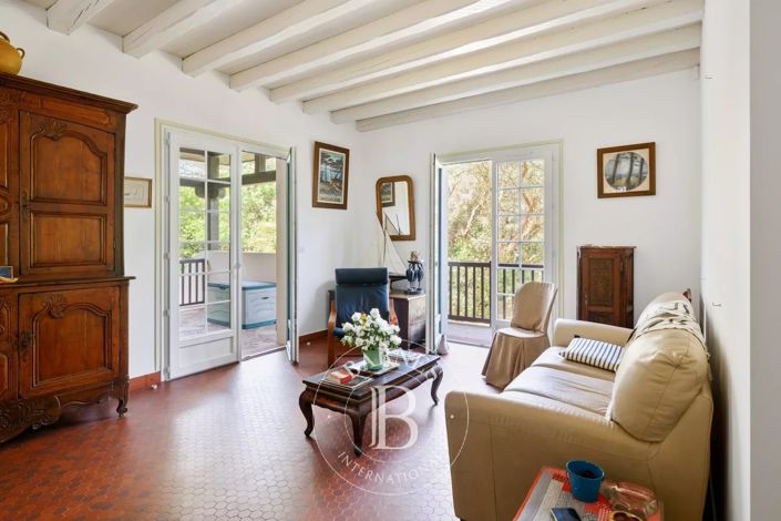 Image No.7-6 Bed House for sale