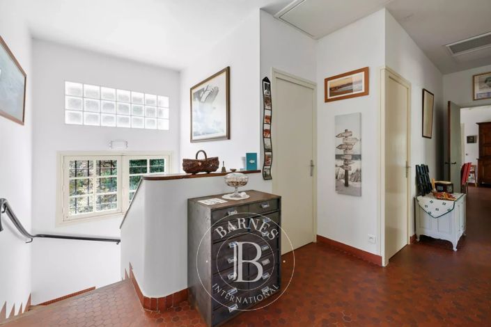 Image No.8-6 Bed House for sale