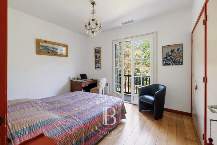 Image No.9-6 Bed House for sale