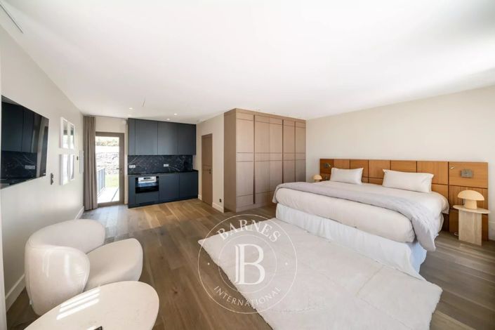 Image No.24-7 Bed House for sale