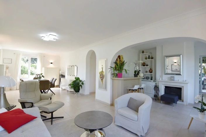 Image No.6-5 Bed House for sale