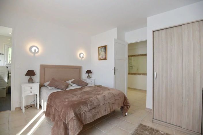 Image No.9-5 Bed House for sale
