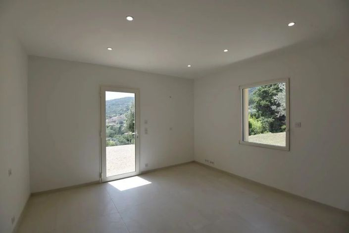 Image No.18-4 Bed House for sale