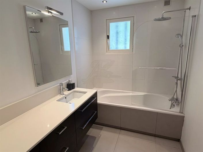 Image No.37-3 Bed House for sale