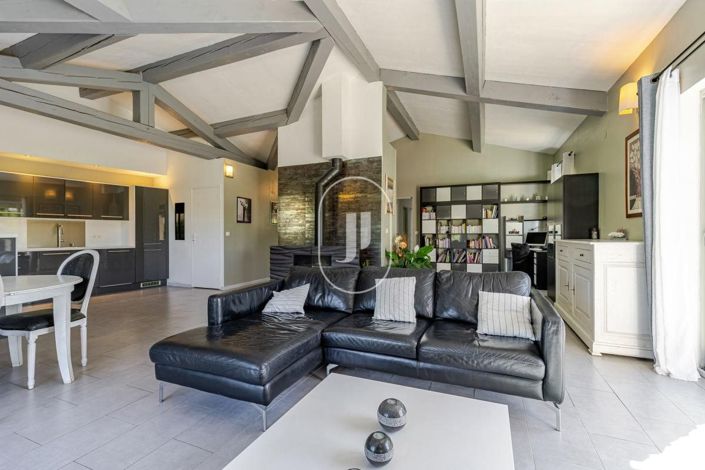 Image No.2-4 Bed House for sale