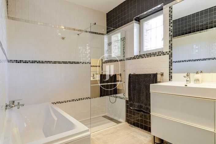 Image No.9-4 Bed House for sale