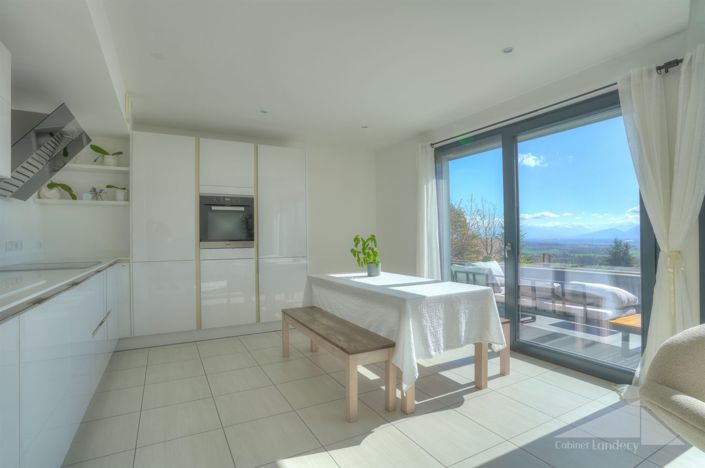 Image No.4-4 Bed Property for sale