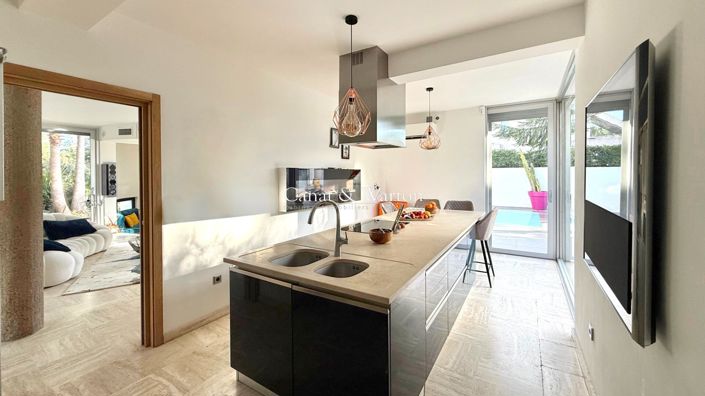 Image No.4-4 Bed Property for sale
