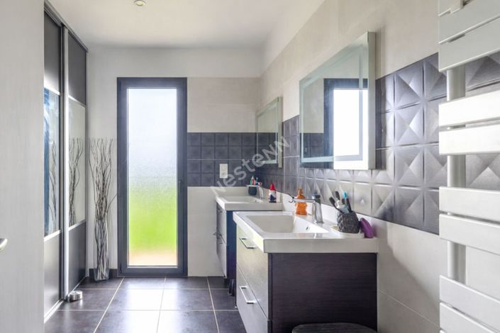 Image No.4-4 Bed Property for sale