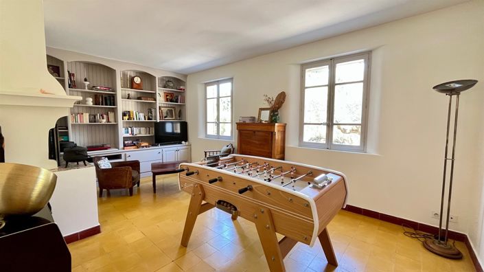 Image No.8-5 Bed House for sale